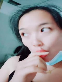 看了秒硬的户外主播，逼里塞着跳蛋跑到学校操场发骚，跑进男厕露脸全裸大黑牛自慰骚逼，站着尿尿揉奶玩逼