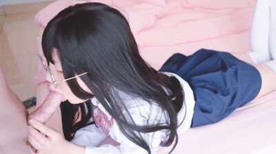 水手服学生妹教室淫乱，课桌下舔弄鸡巴