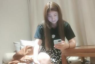 体香诱人的白嫩小少妇，一把撕开内裤狂抠嫩穴，口交卖力又听话撩得人欲火焚身！
