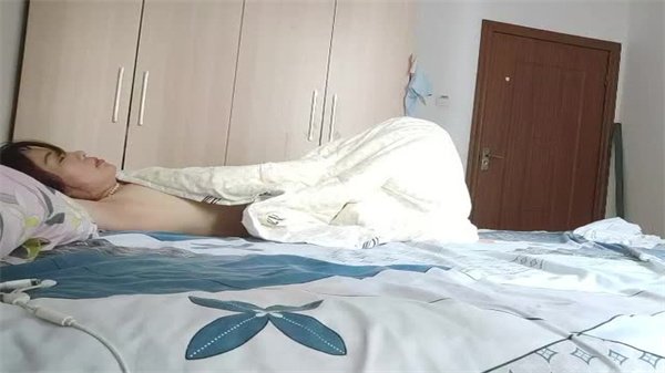 趁孩子上幼儿园！饥渴人妻从厨房被干到腿软，直接抱上床继续操到高潮喷水