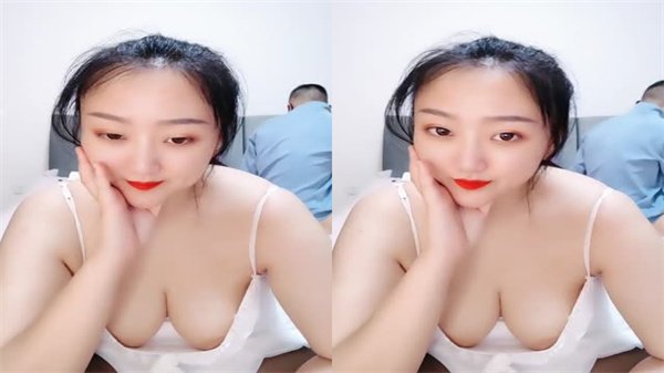 诱人黑丝肉感肥臀大奶骚妇热吻口交伺候多名狼友轮流狂操