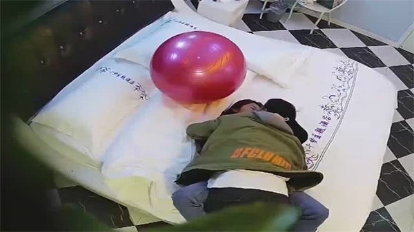 极品校花情趣瑜伽球房偷拍 男友狂操淫水喷溅