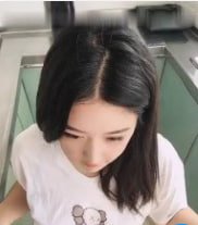 厨房春色！清纯女友做饭做到一半，饥渴难耐跪地狂吞男友巨棒到深喉！