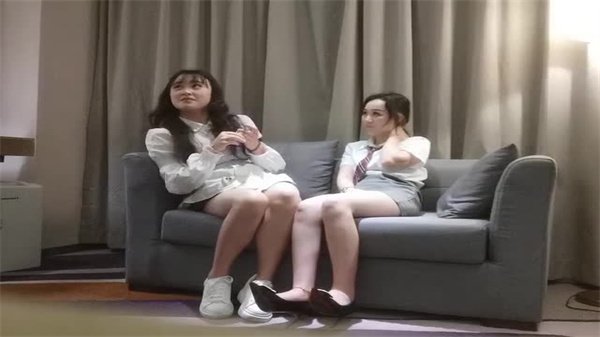 极品双飞！骚妹接单被两猛男爆操到潮喷 前后夹击淫叫连连