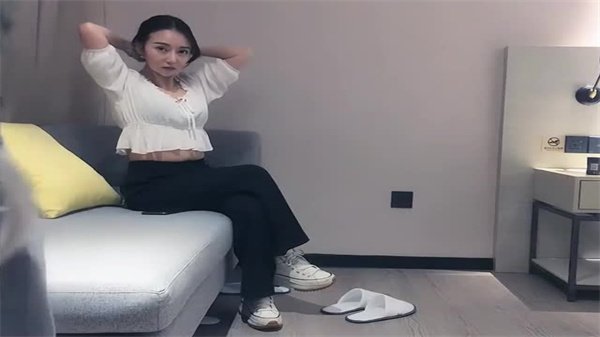 清纯168外围美女，隔裤狂撸巨屌，乖巧听话彻底沦陷！