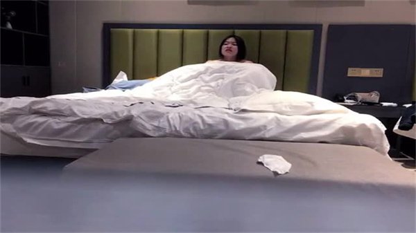 酒店密室！巨乳女学员被色狼教练猛操嫩穴内射爆浆
