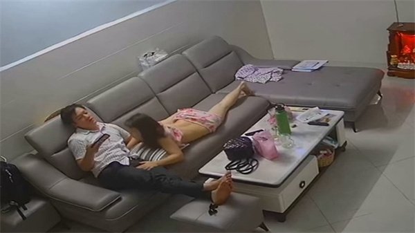 新婚蜜月激情实录 客厅沙发直接开操 娇妻浪叫被老公狂干到高潮