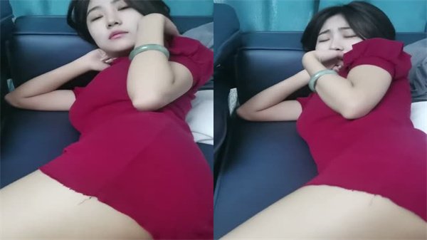 极品骚妹双腿紧夹大哥手指 隔着内裤狂抠嫩穴 湿透后跪舔粗大鸡巴