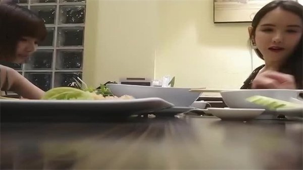 吃饱才有劲儿被狂操！自助餐后极品双姝肉体交缠淫荡双飞