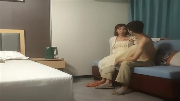 瘦子探花狂干极品小少妇，羞涩初次被爆操直喷潮汁！