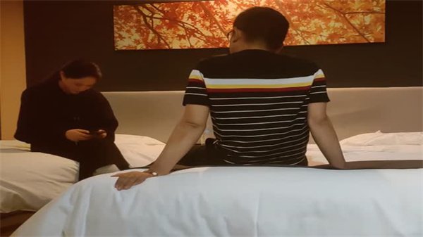 偷拍极品甜美空姐！制服下娇嫩人妻被疯狂巨棒内射爆浆