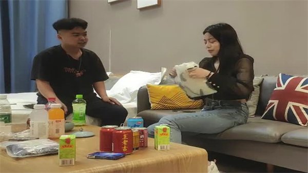娇嫩学生妹女仆装被粗糙老司机拖拉机上爆操，白浆灌满骚穴