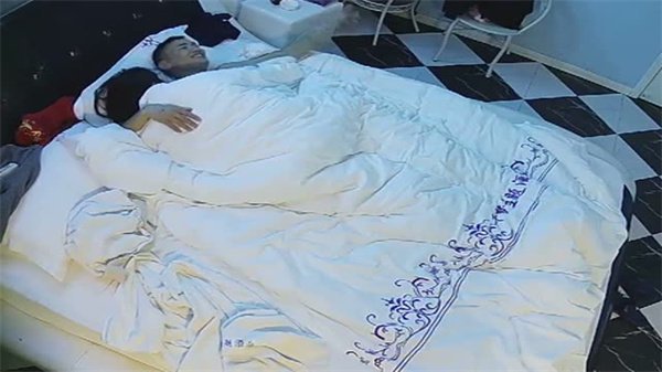 小钢炮男友狂干极品骚穴 花式猛插不歇气内射到潮喷