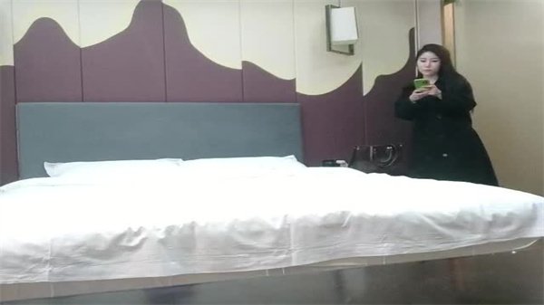 探花一哥狂操23岁极品四川嫩妹！无情巨屌内射娇羞新人私处