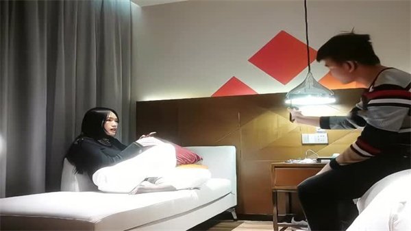 小哥狂操花臂纹身巨乳新人靓女，直顶骚穴内射高潮！