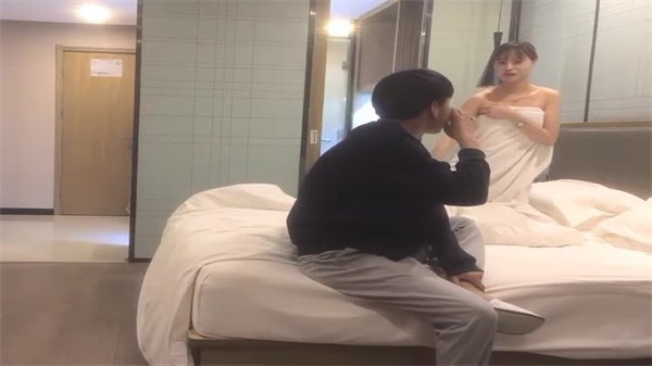 20岁学生妹兼职约炮，嫩穴被操到喷水