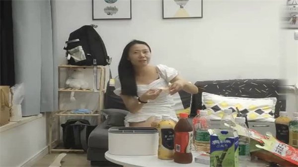 饥渴熟女专挑小鲜肉，露天多P群P调教，淫水横流